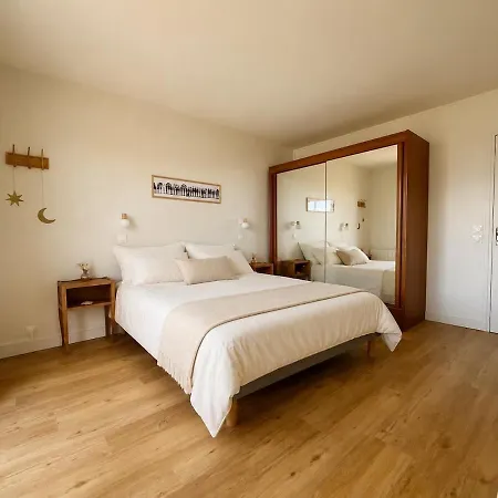 Front De Appartement